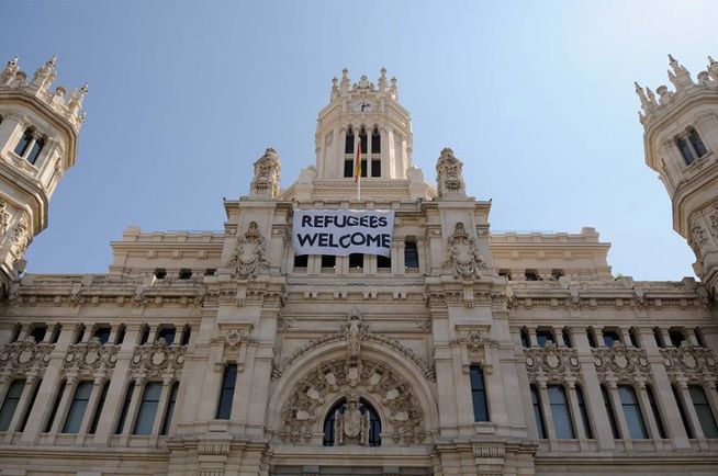 Ayuntamiento_de_Madrid-Refugees_Welcome-bienvenidos_refugiados-pancarta_MDSIMA20150907_3229_36
