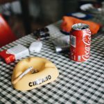 en Jap&oacute;n los paquetes de Marlboro, los de cigarrillos en general, no llevan fotos atemorizadoras que te advierten sobre las calamidades de fumarte un cigarro. Llevan solo un texto que imagino que describiran las desgracias que te pueden pasar, pero como solo es texto escrito en japon&eacute;s y no lo entiendo, no me hace efecto el conjuro que te echan por fumar. Porque ojo a esto, los textos y las fotos que aparecen en los paquetes de tabaco no te avisan de lo que te puede pasar si fumas, sino que son una maldici&oacute;n que te echan.

#jap&oacute;n #maldiciones #marlboro #japan